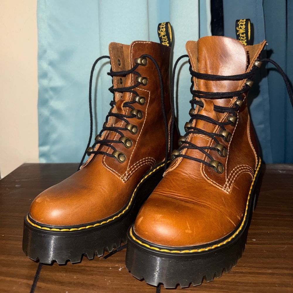 DR. MARTENS LEONA WOMEN'S FARRIER LEATHER HEELED BOOTS